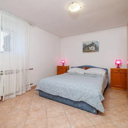 Charmantes Nur 250 Meter Zum Mit Privatparkplatz, Grill, Wifi